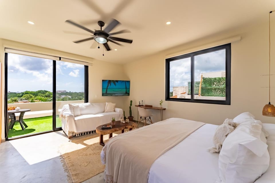 Bed, TV and multimedia, View (from property/room), Balcony/Terrace, Photo of the whole room, Bedroom