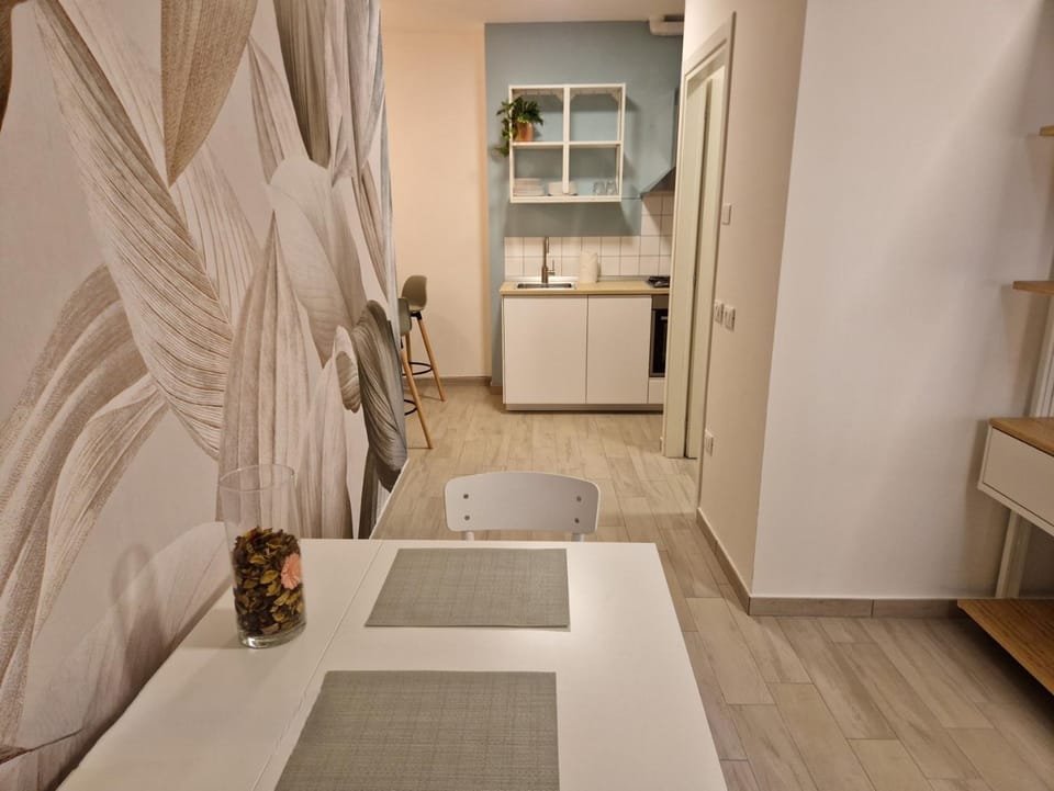 Kitchen or kitchenette, Dining area, oven, stove