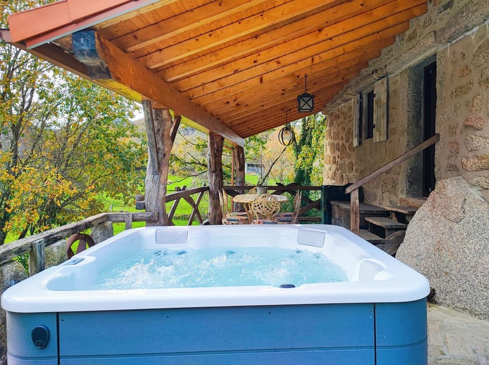 Castrum Houses - Casa da Curveirinha - Jacuzzi House in Viana do Castelo District, Portugal