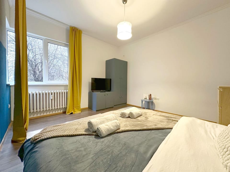 Bed, TV and multimedia, Photo of the whole room, Bedroom, towels