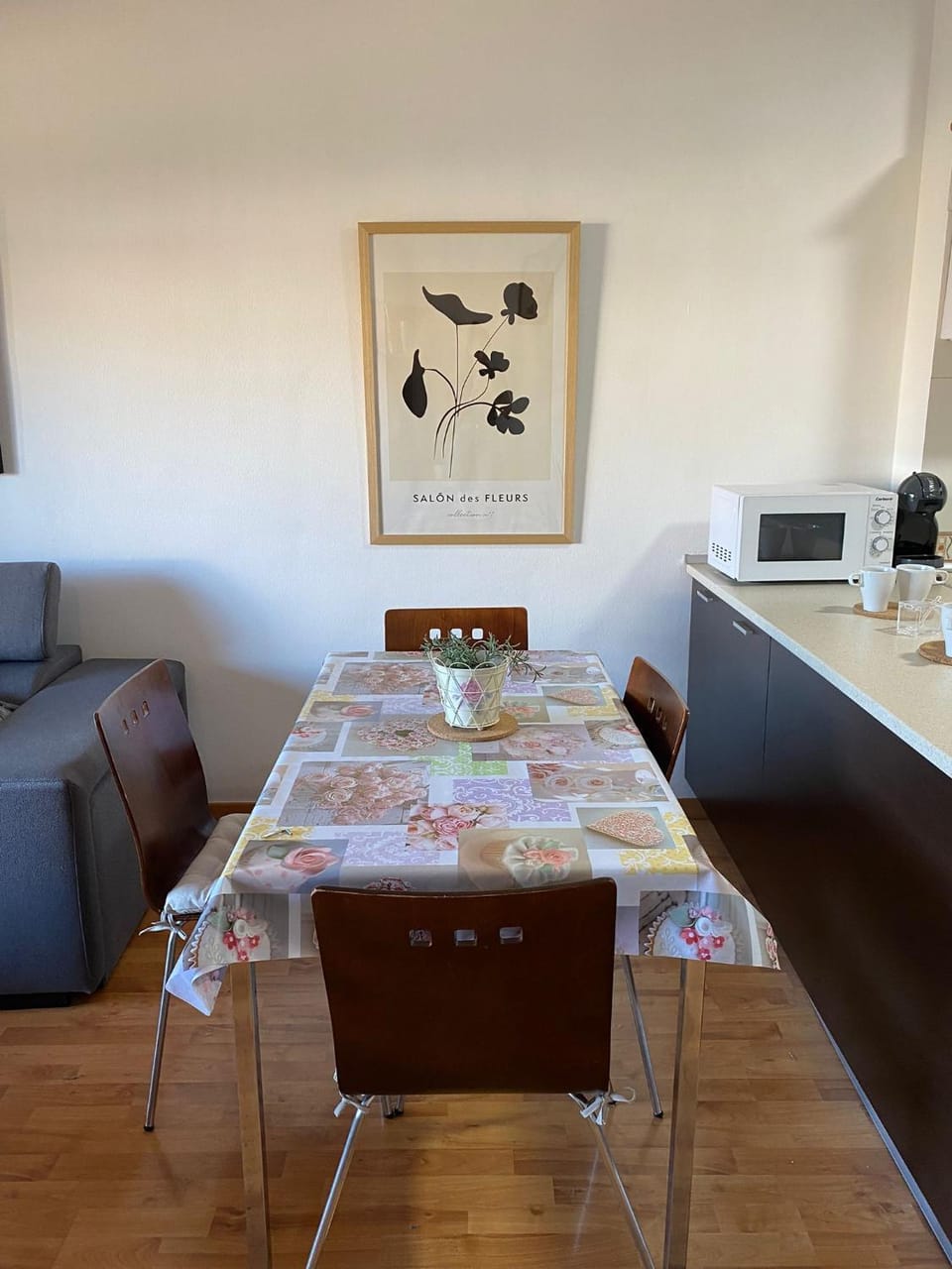 Seating area, Dining area