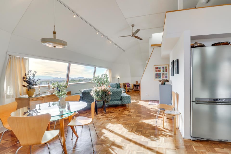 Santa Fe Geo Dome w/ Trail Access & Views House in New Mexico