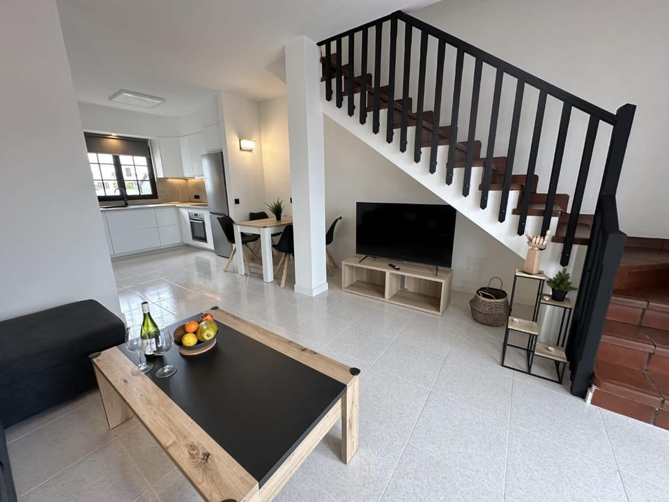 TV and multimedia, Seating area, Dining area