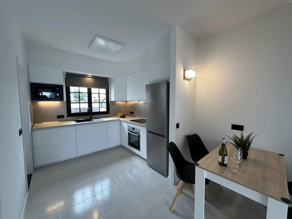 Kitchen or kitchenette, Dining area, oven, stove