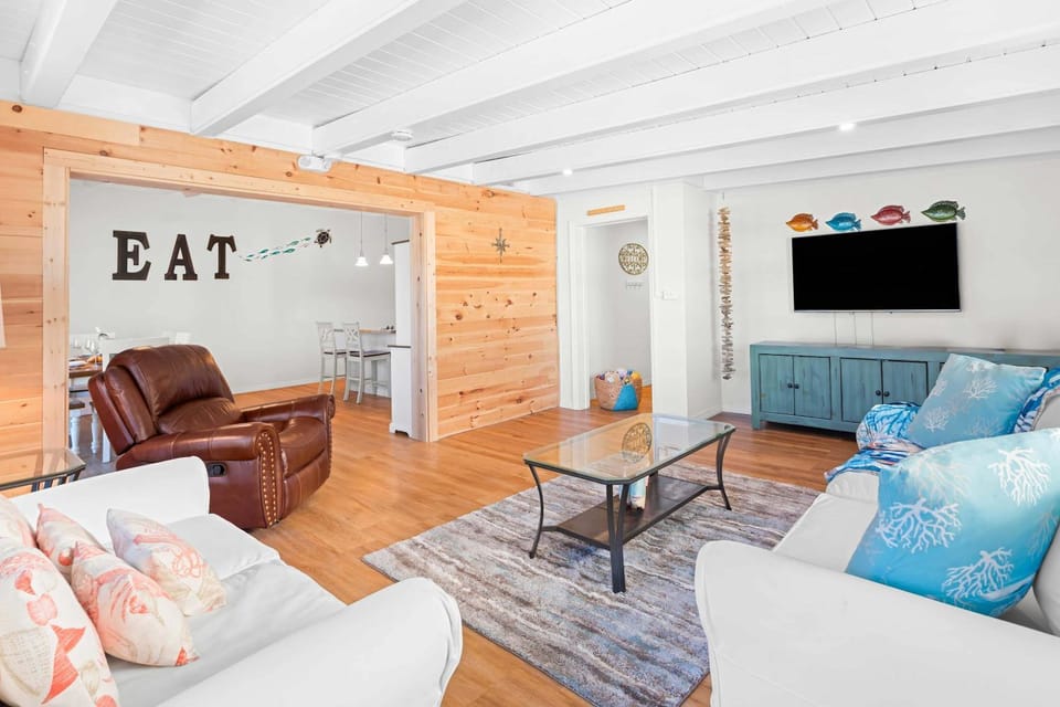 TV and multimedia, Kitchen or kitchenette, Living room, Seating area, Evening entertainment