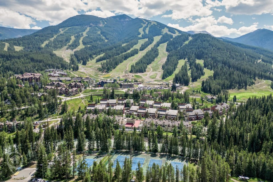 Toby Creek Lodge by StayIn Apartment in British Columbia