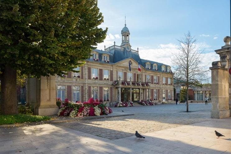 Nearby landmark, Location