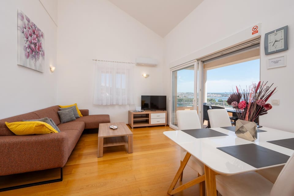 Communal lounge/ TV room, TV and multimedia, Living room