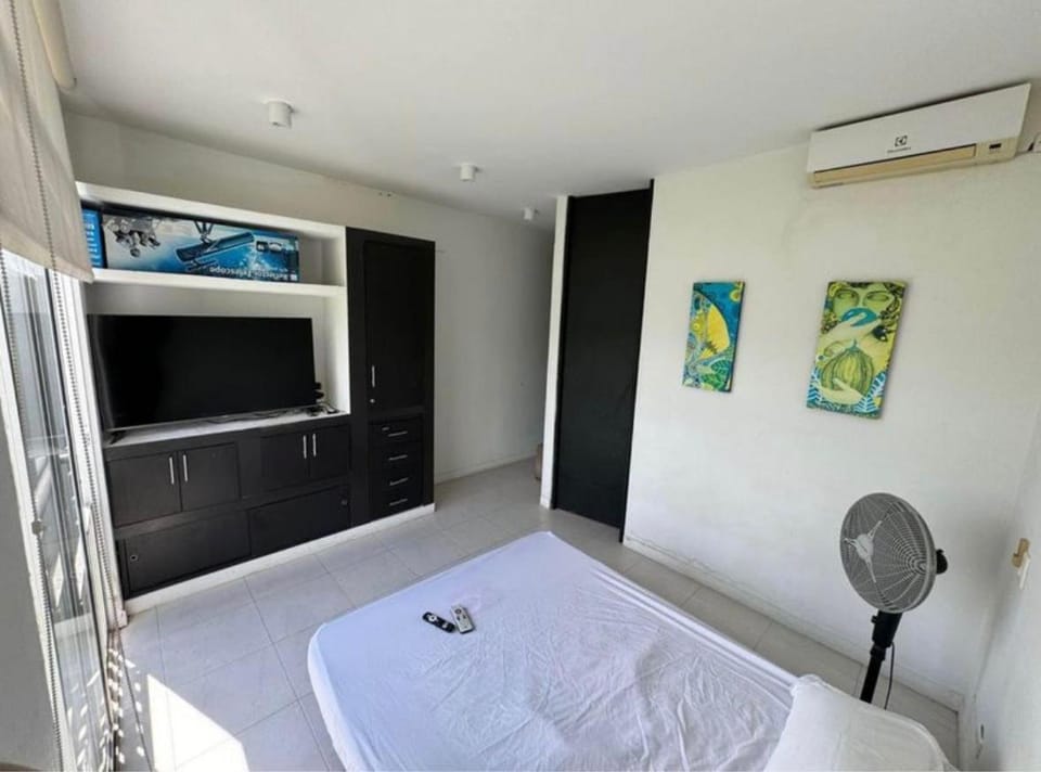 Bed, TV and multimedia, Photo of the whole room, Bedroom, wardrobe, air conditioner