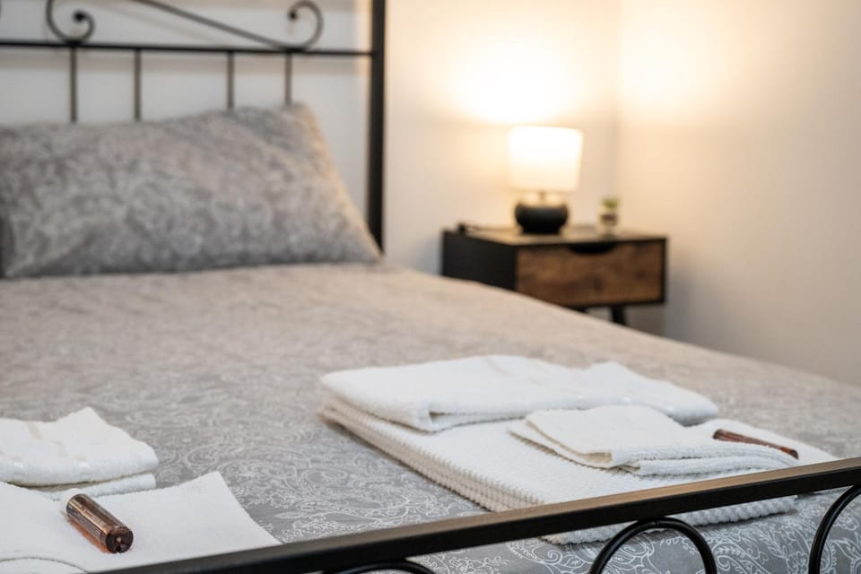 Bed, Photo of the whole room, Bedroom, towels