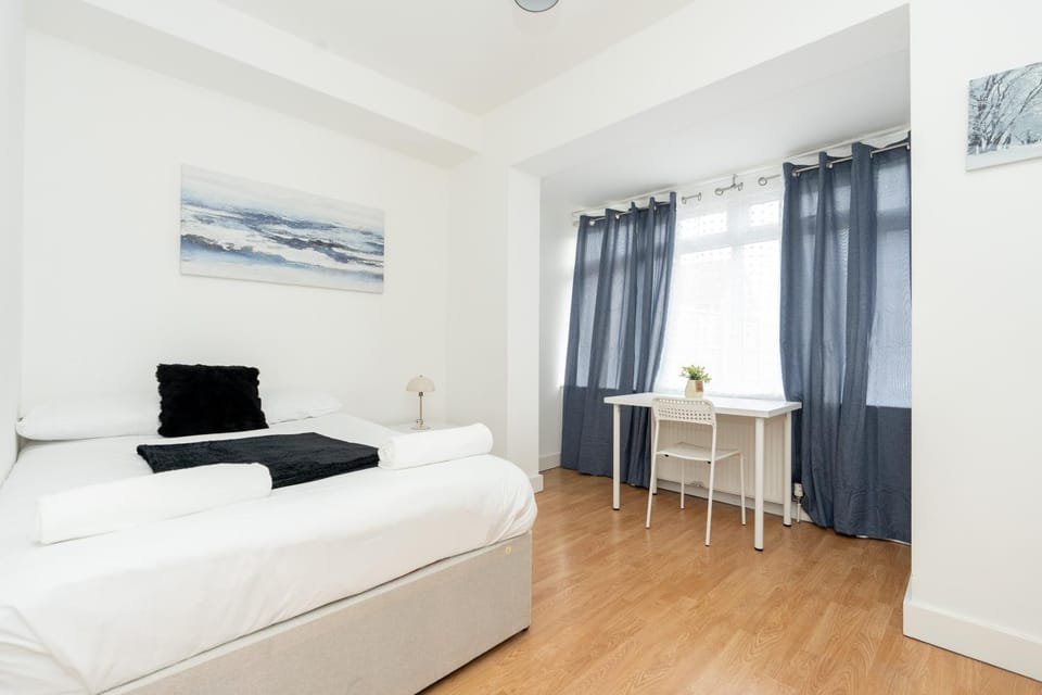 Bed, Photo of the whole room, Seating area, Bedroom