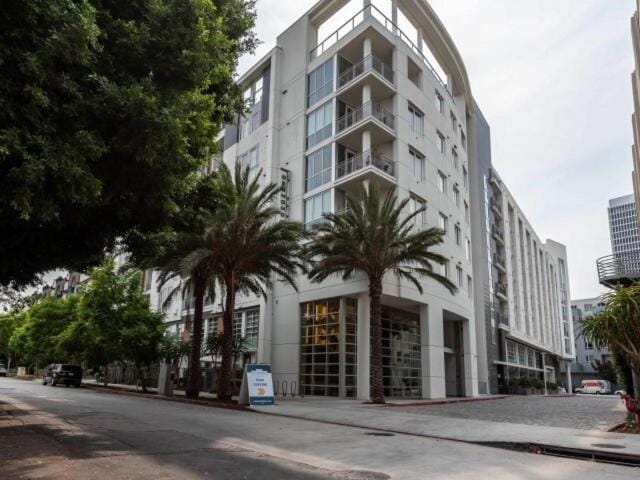 West Hollywood 2bdr residence Apartment in San Fernando Valley