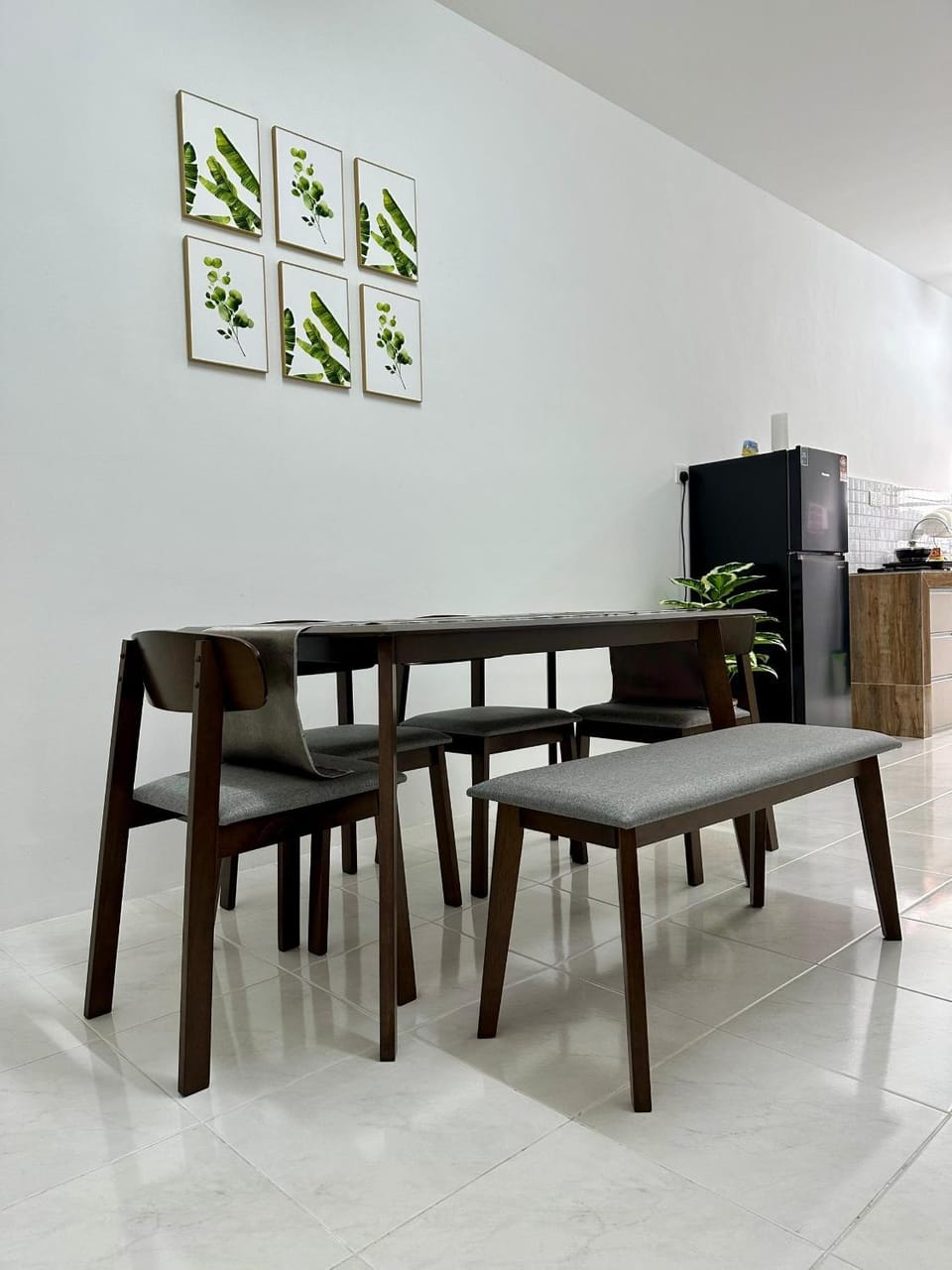 Kitchen or kitchenette, Seating area, Dining area