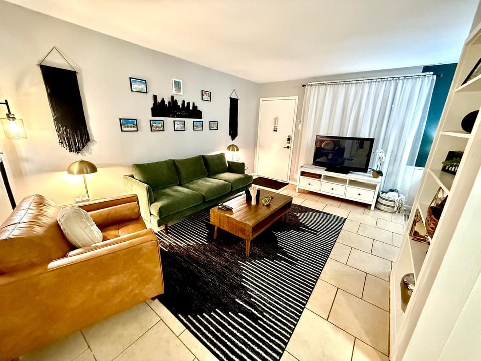 Pristine Full Sized Montrose Apartment Half Block to Menil Museum Apartment in Houston