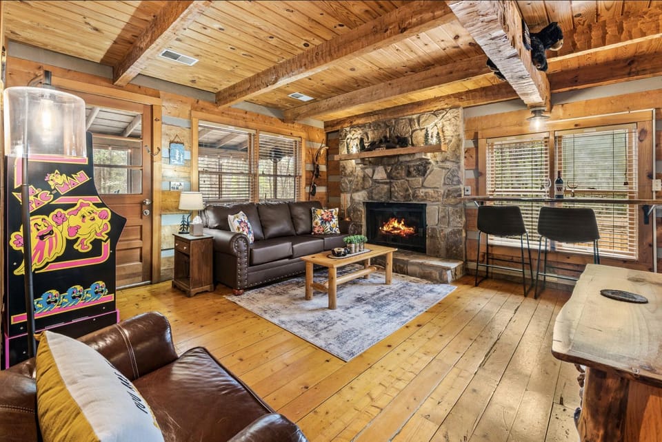 TV and multimedia, Living room, Seating area, Dining area, fireplace