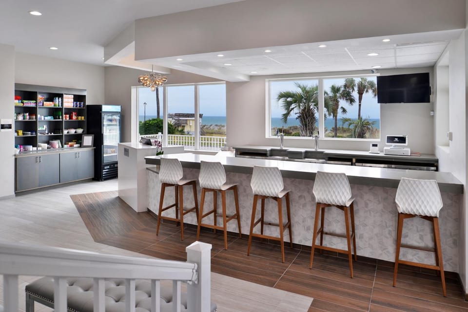 Restaurant/places to eat, Lounge or bar