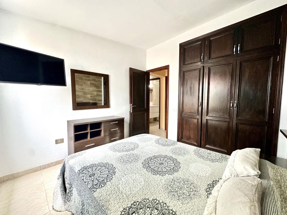 Bed, TV and multimedia, Photo of the whole room, Bedroom, wardrobe