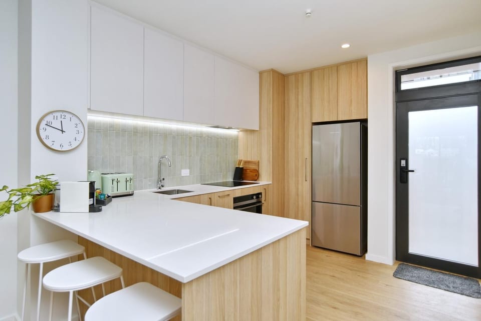 Kitchen or kitchenette, Seating area, oven, stove, toaster