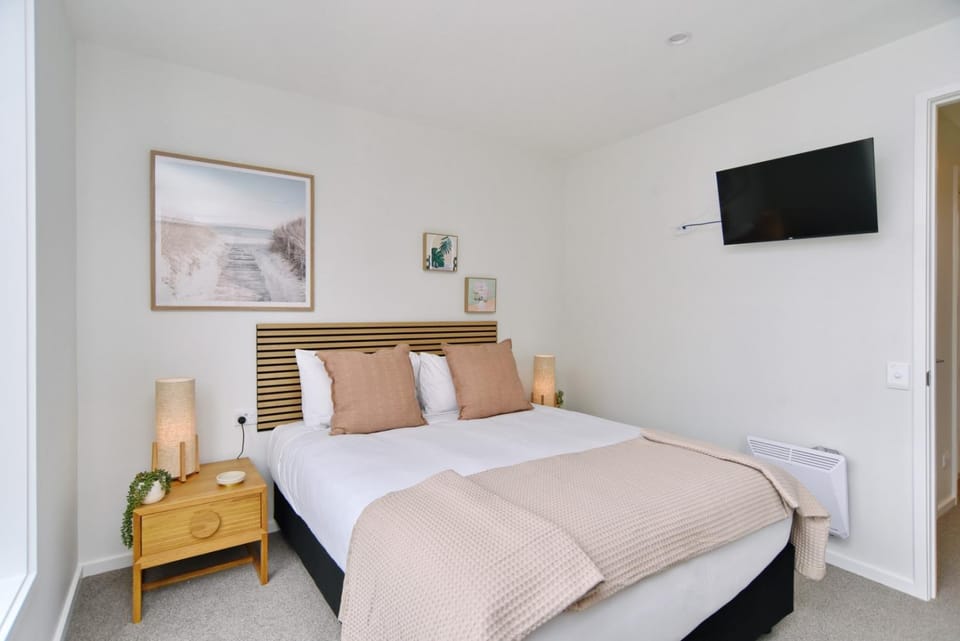 Bed, TV and multimedia, Bedroom