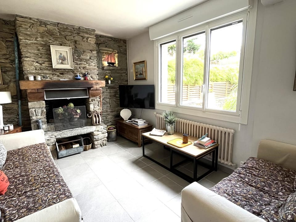 Maison familiale proche plage Groix, jardin et garage - FR-1-813-6 House in Brittany