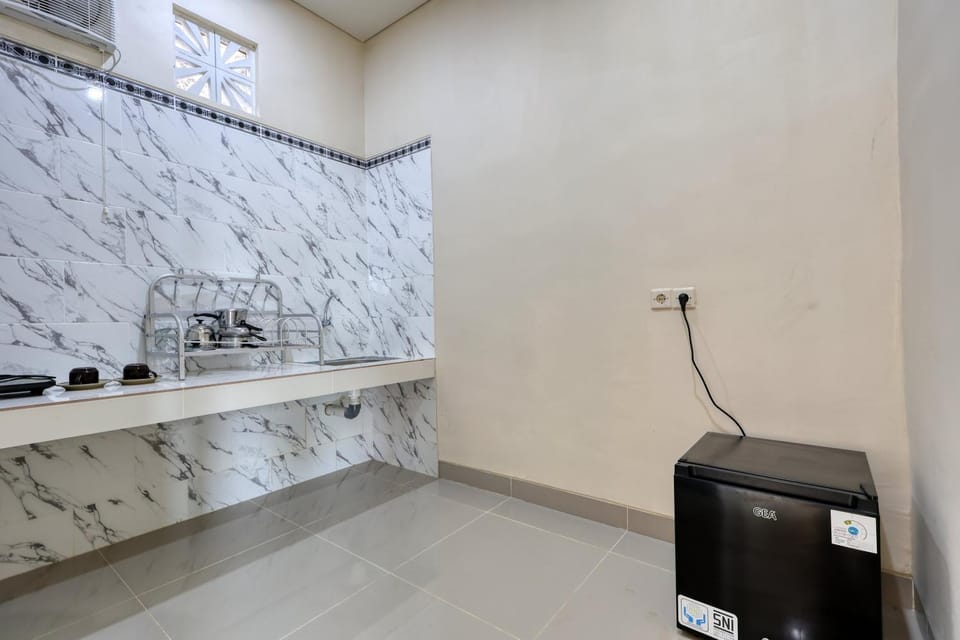 Kitchen or kitchenette, minibar