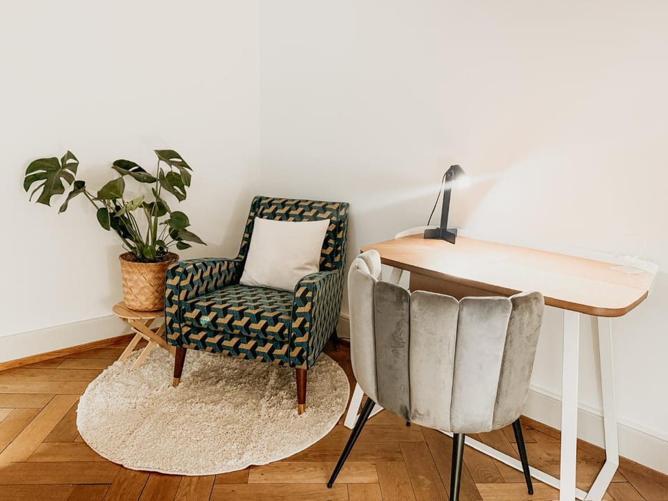 Photo of the whole room, Seating area