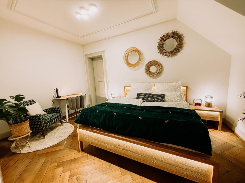 Bed, Photo of the whole room, Seating area, Bedroom