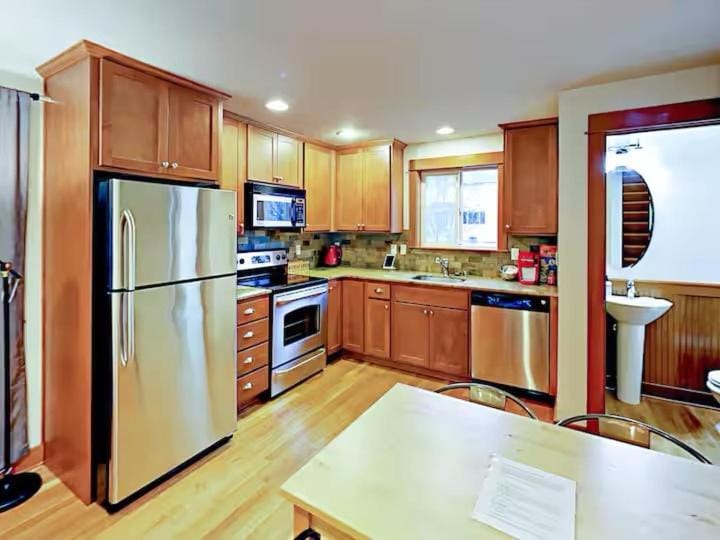 Fremont & Woodland Park Zoo Cozy Living Apartment in Fremont