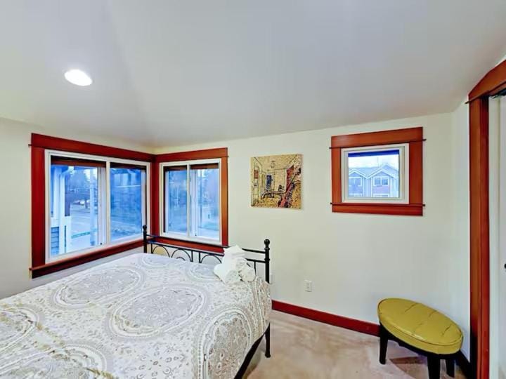 Fremont & Woodland Park Zoo Cozy Living Apartment in Fremont