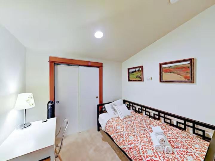 Fremont & Woodland Park Zoo Cozy Living Apartment in Fremont