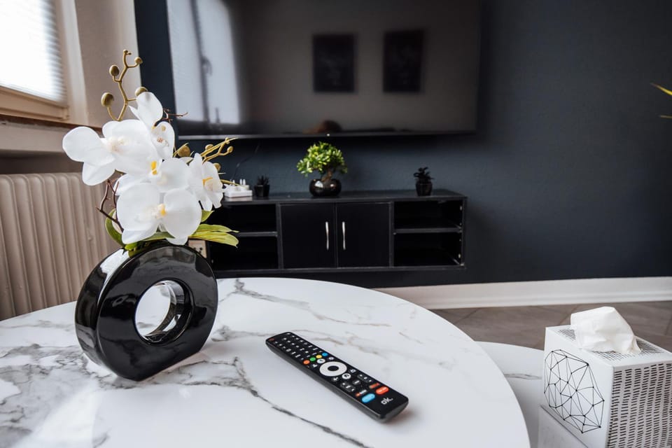 bold & black - balcony - Netflix - Wifi - 5 Person Apartment in Bochum
