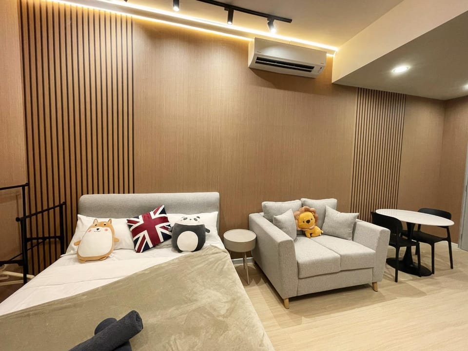 Bed, Living room, Photo of the whole room, Seating area, Bedroom, air conditioner