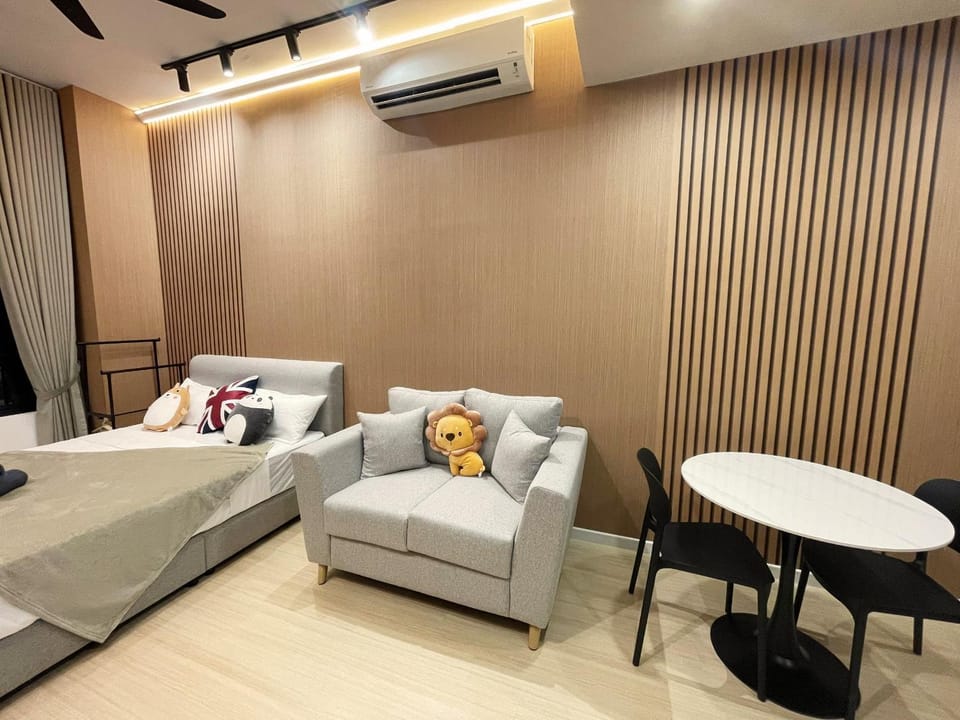 Bed, Living room, Photo of the whole room, Seating area, Bedroom, air conditioner