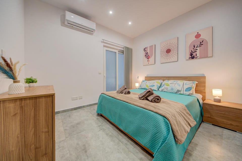 Bed, Photo of the whole room, Bedroom, towels, air conditioner