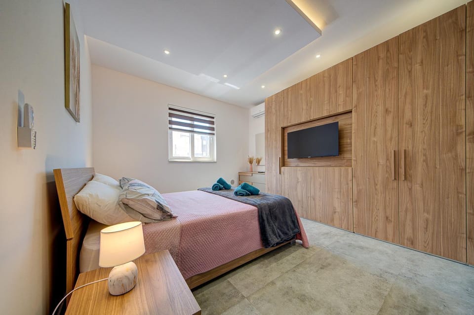 Bed, TV and multimedia, Photo of the whole room, Bedroom
