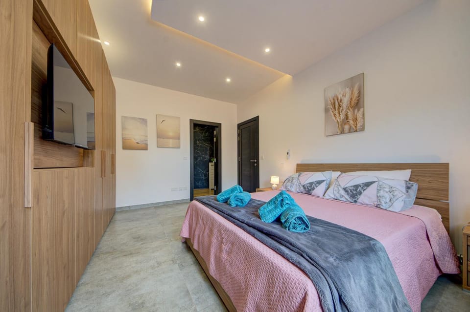 Bed, TV and multimedia, Photo of the whole room, Bedroom, towels, wardrobe