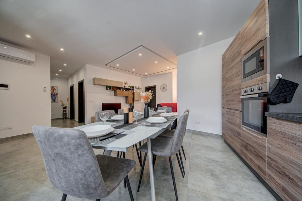 Kitchen or kitchenette, Dining area, air conditioner