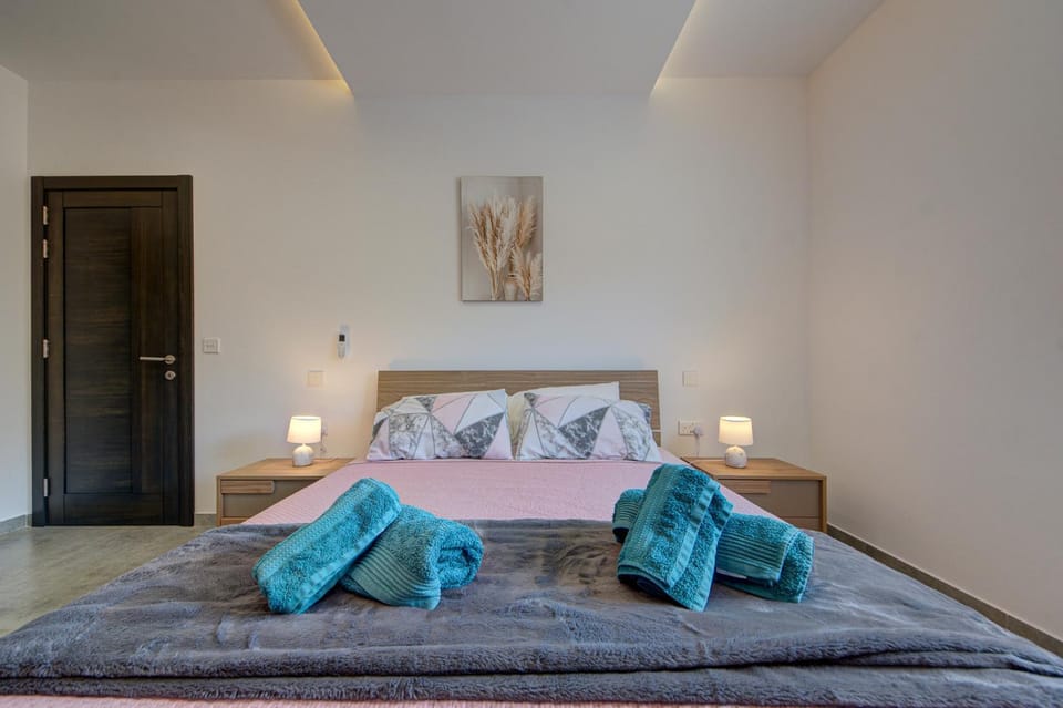 Bed, Photo of the whole room, Bedroom, towels