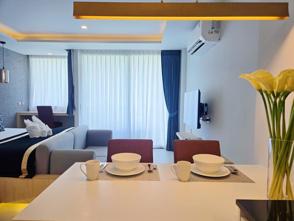 Bedroom, kitchen