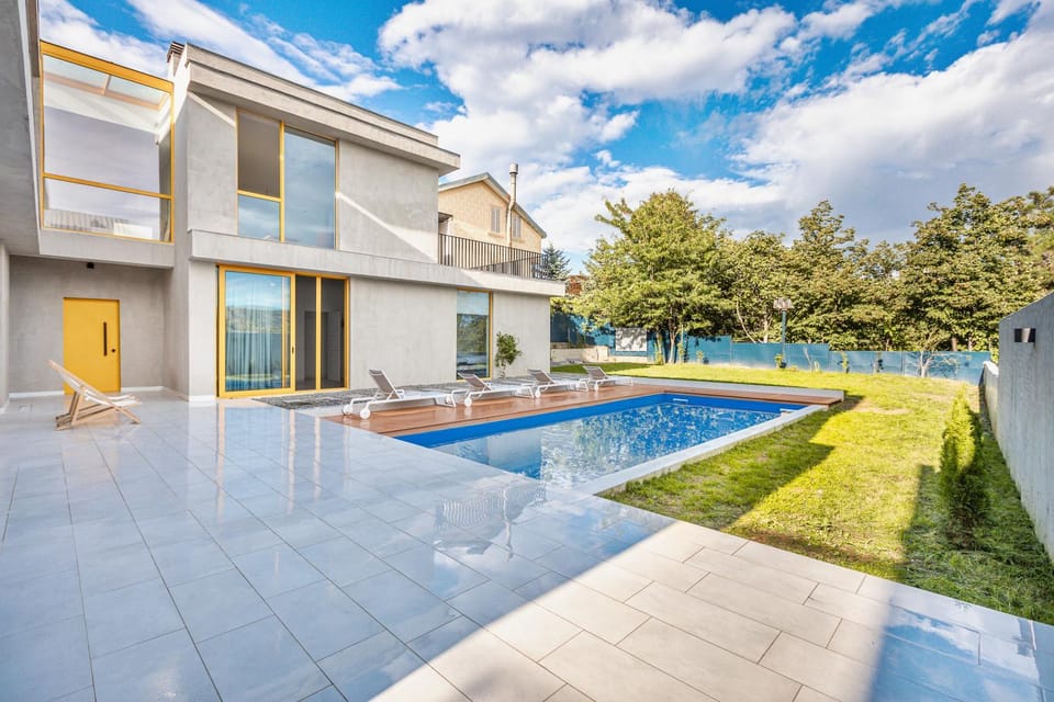 Property building, Garden, Swimming pool