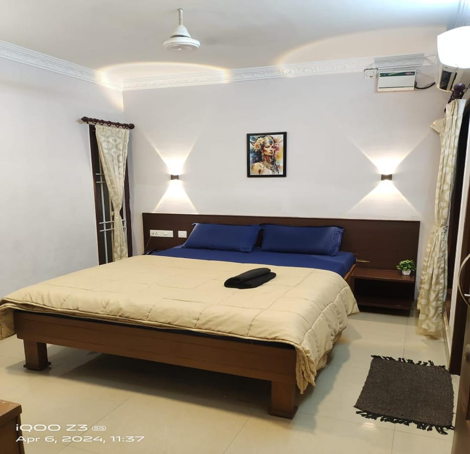 Photo of the whole room, air conditioner