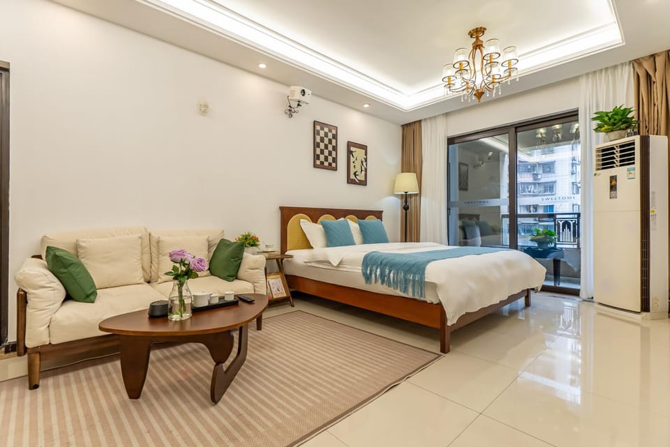 Bed, Living room, Photo of the whole room, Seating area, Bedroom, air conditioner
