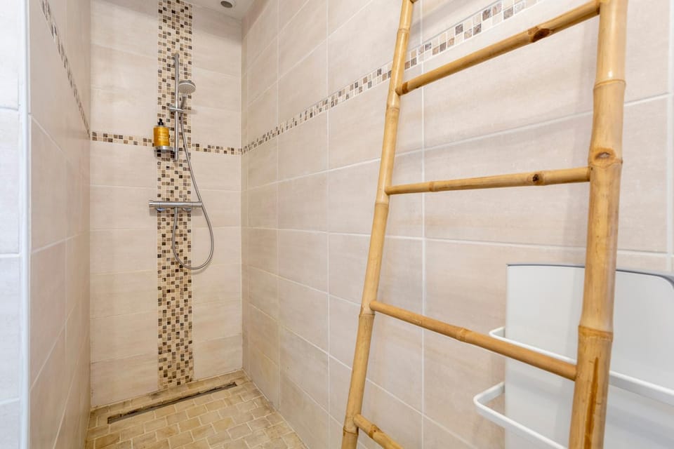 Bathroom, Living room