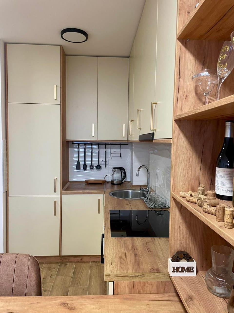 Kitchen or kitchenette, minibar, stove