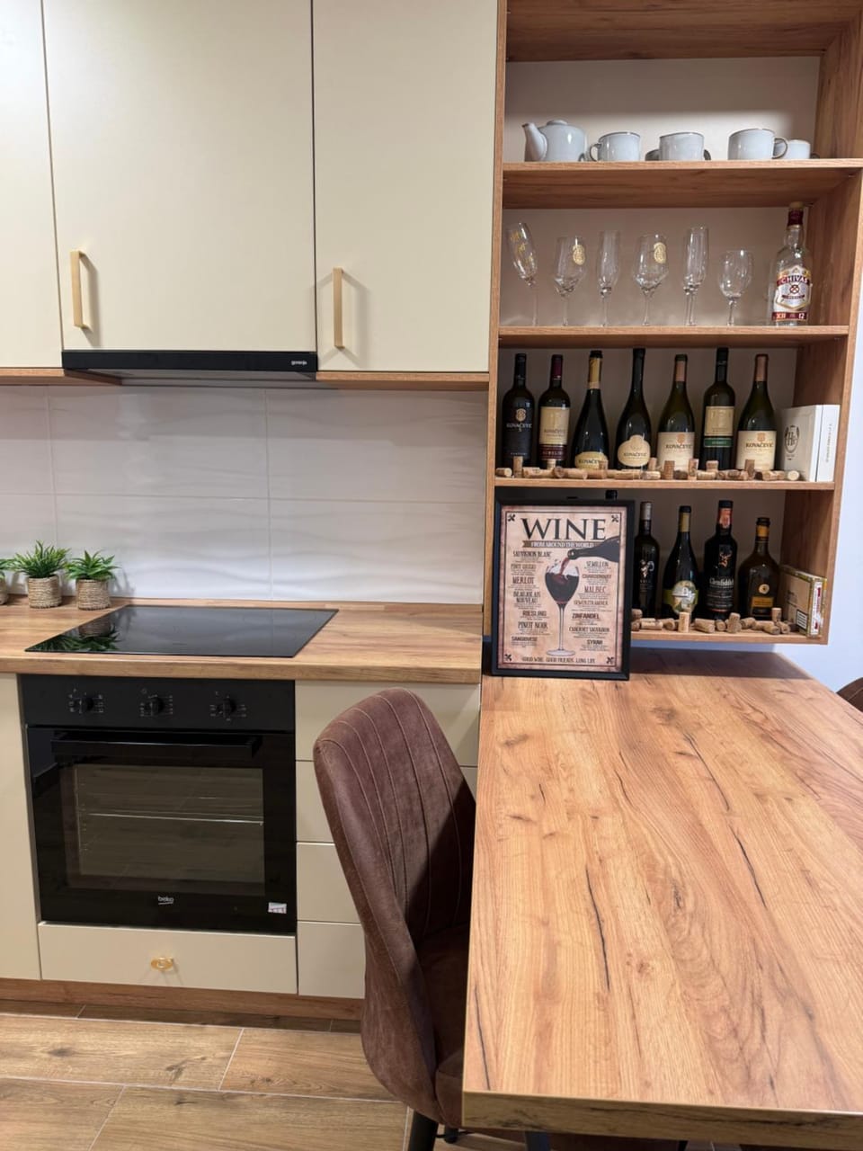 Kitchen or kitchenette, Dining area, minibar, stove