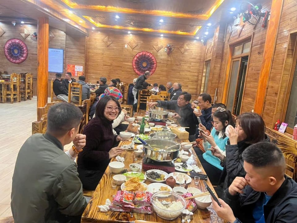 Property building, Restaurant/places to eat, People, Food and drinks, Banquet/Function facilities, Guests, Lunch, Dinner, Drinks, group of guests