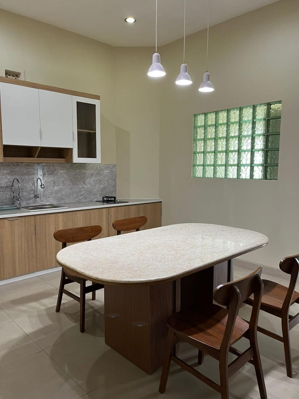 Kitchen or kitchenette, Dining area