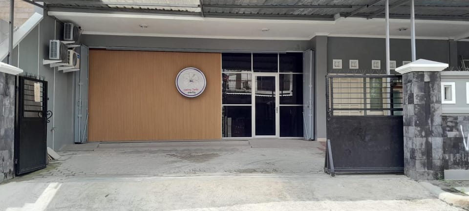 Property building, Facade/entrance, Day