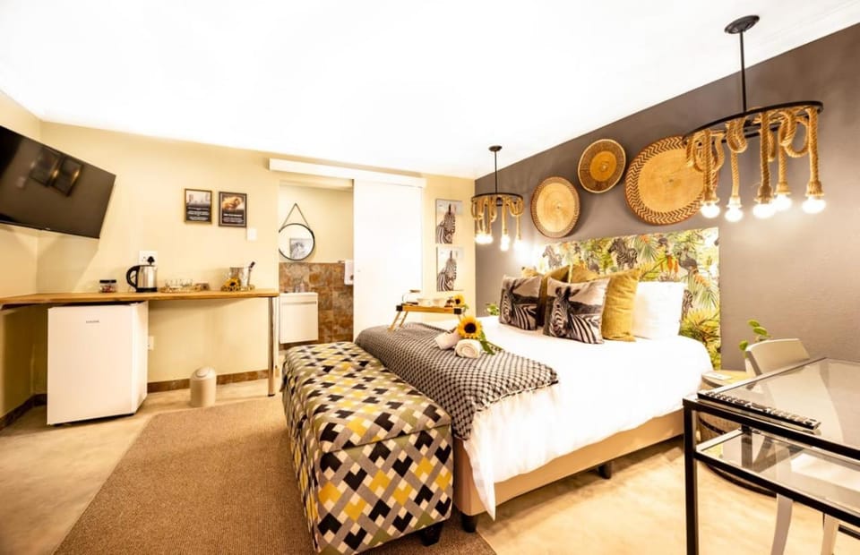 Bed, TV and multimedia, Kitchen or kitchenette, Photo of the whole room, Bedroom