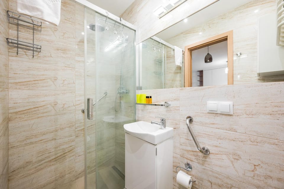 Shower, Toilet, Bathroom, towels